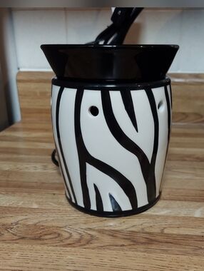 New In Box Scentsy Black and White Zebra Pattern Wax Warmer